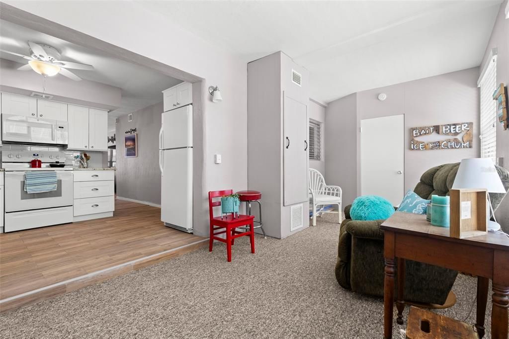 Active With Contract: $129,000 (2 beds, 1 baths, 875 Square Feet)