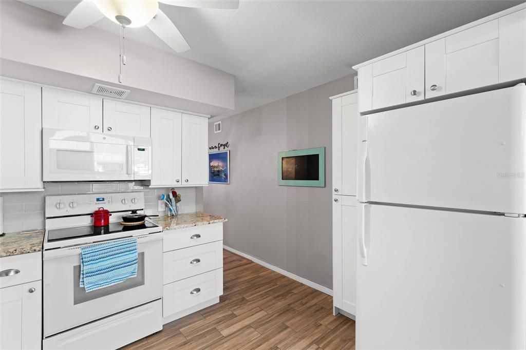 Active With Contract: $129,000 (2 beds, 1 baths, 875 Square Feet)