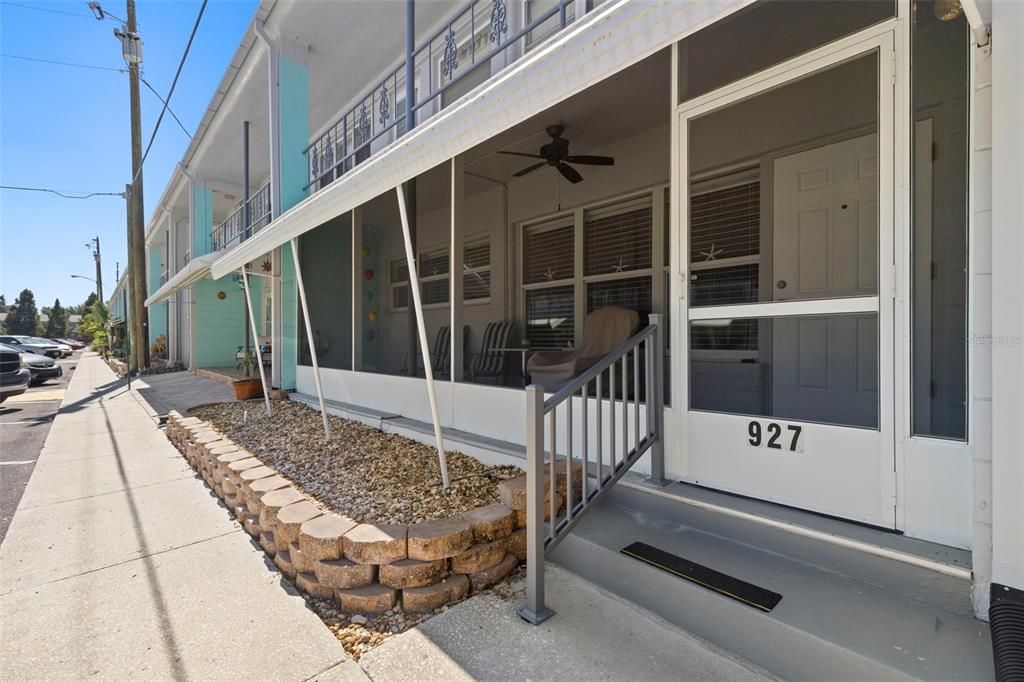 Active With Contract: $129,000 (2 beds, 1 baths, 875 Square Feet)