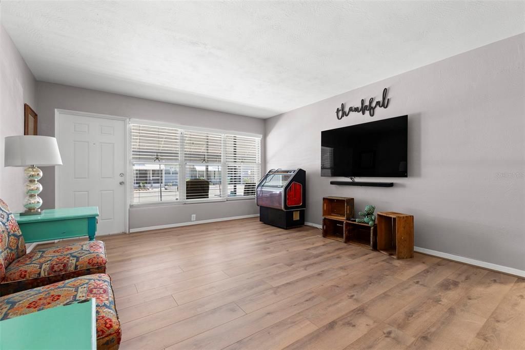 Active With Contract: $129,000 (2 beds, 1 baths, 875 Square Feet)