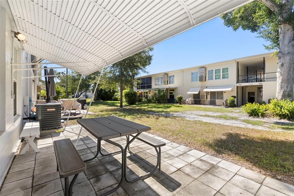 Active With Contract: $129,000 (2 beds, 1 baths, 875 Square Feet)