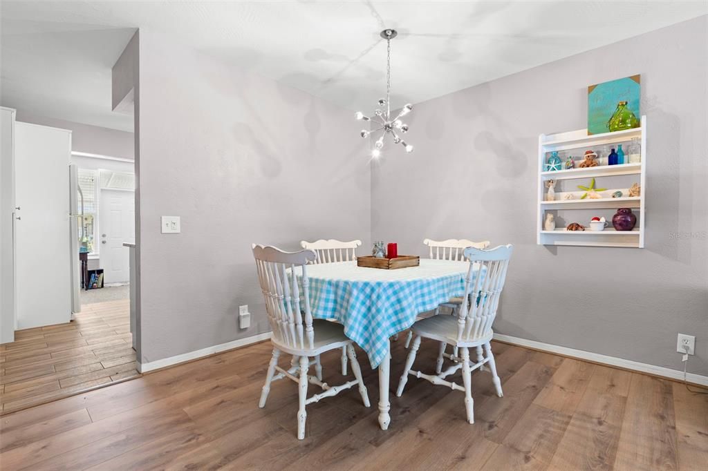 Active With Contract: $129,000 (2 beds, 1 baths, 875 Square Feet)