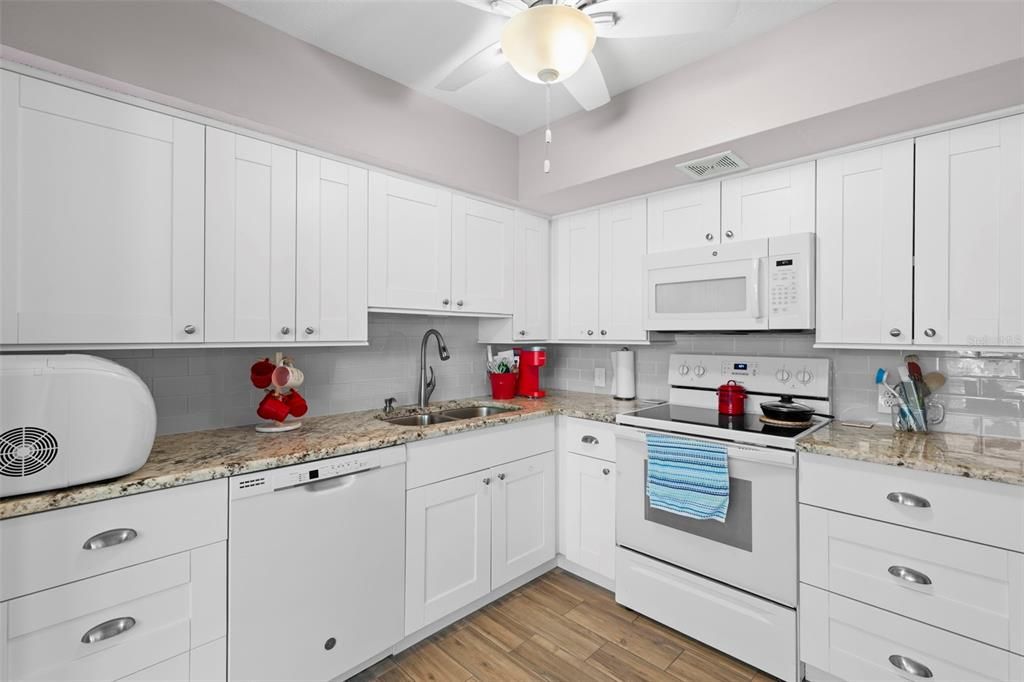 Active With Contract: $129,000 (2 beds, 1 baths, 875 Square Feet)