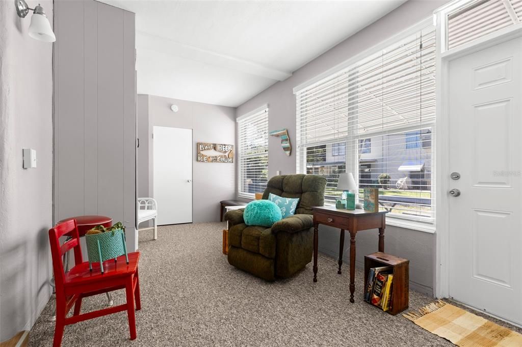 Active With Contract: $129,000 (2 beds, 1 baths, 875 Square Feet)