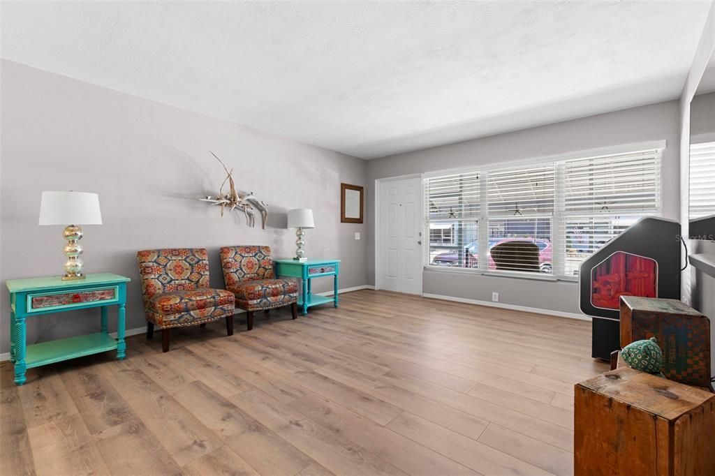 Active With Contract: $129,000 (2 beds, 1 baths, 875 Square Feet)