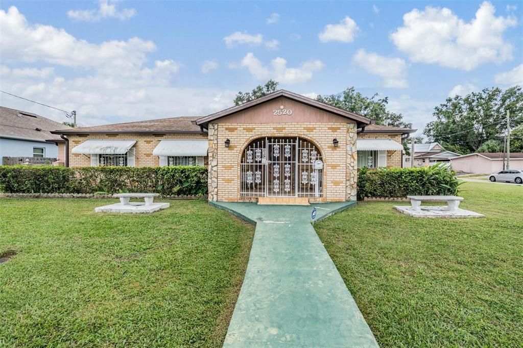 合同活跃: $560,000 (4 贝兹, 2 浴室, 2706 平方英尺)