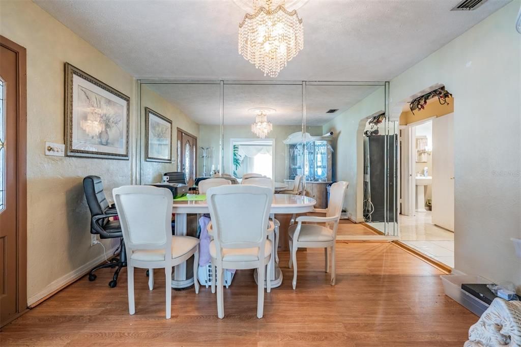 合同活跃: $560,000 (4 贝兹, 2 浴室, 2706 平方英尺)