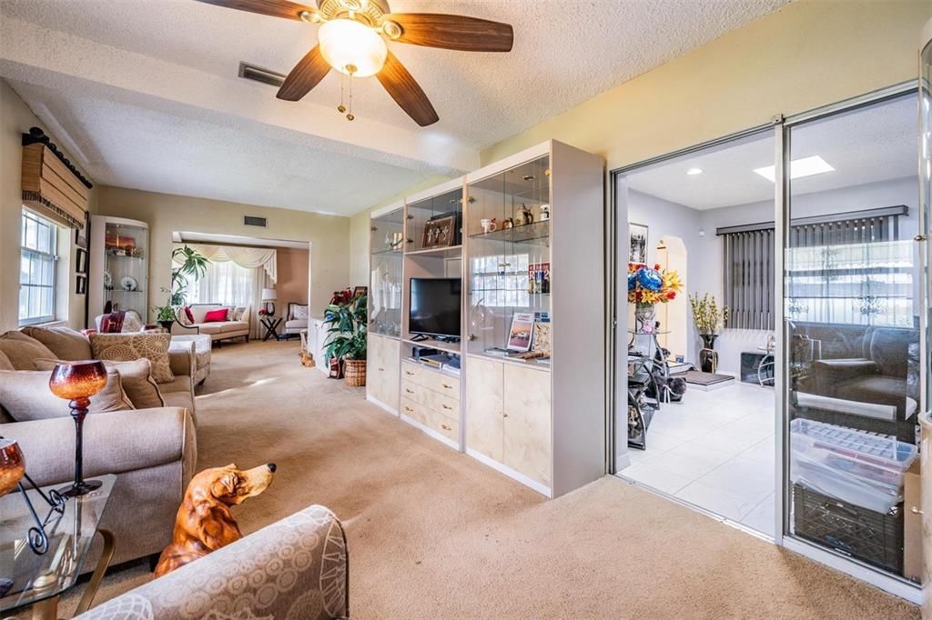 合同活跃: $560,000 (4 贝兹, 2 浴室, 2706 平方英尺)