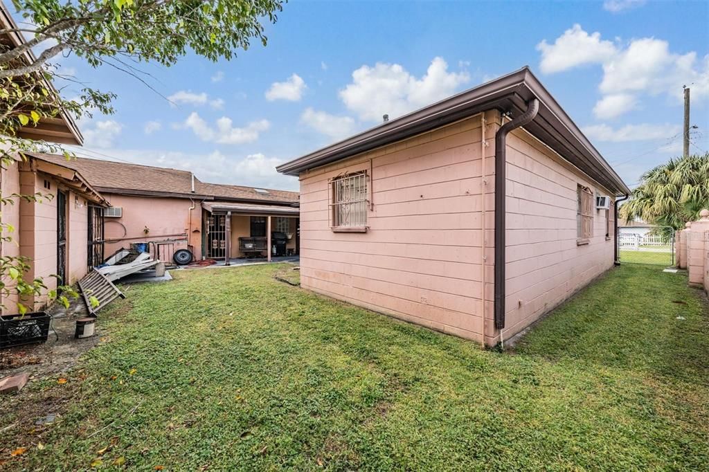 合同活跃: $560,000 (4 贝兹, 2 浴室, 2706 平方英尺)