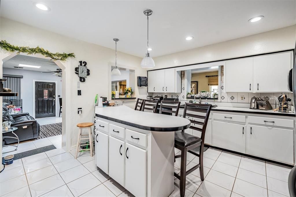 合同活跃: $560,000 (4 贝兹, 2 浴室, 2706 平方英尺)