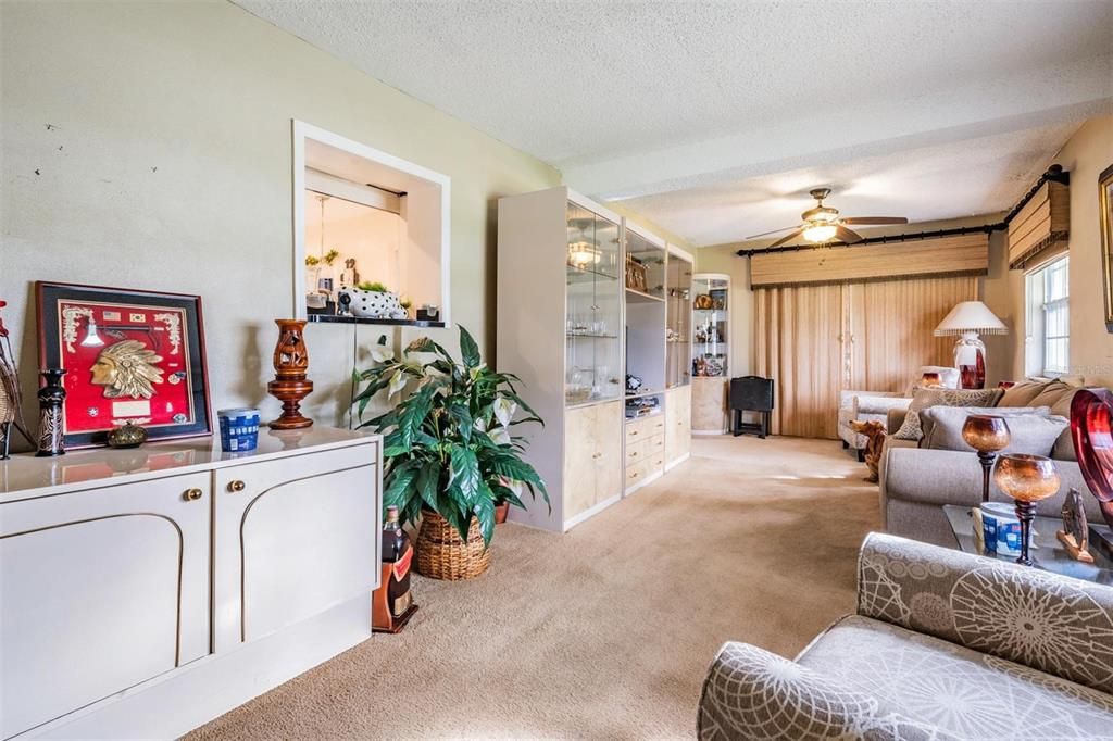 合同活跃: $560,000 (4 贝兹, 2 浴室, 2706 平方英尺)