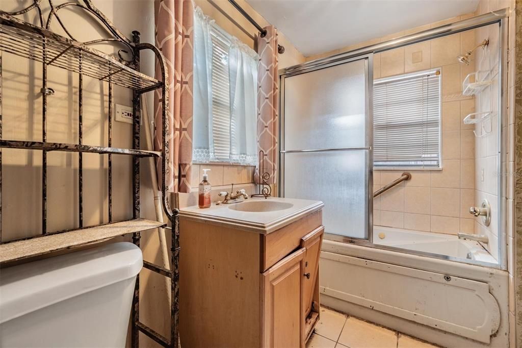 合同活跃: $560,000 (4 贝兹, 2 浴室, 2706 平方英尺)