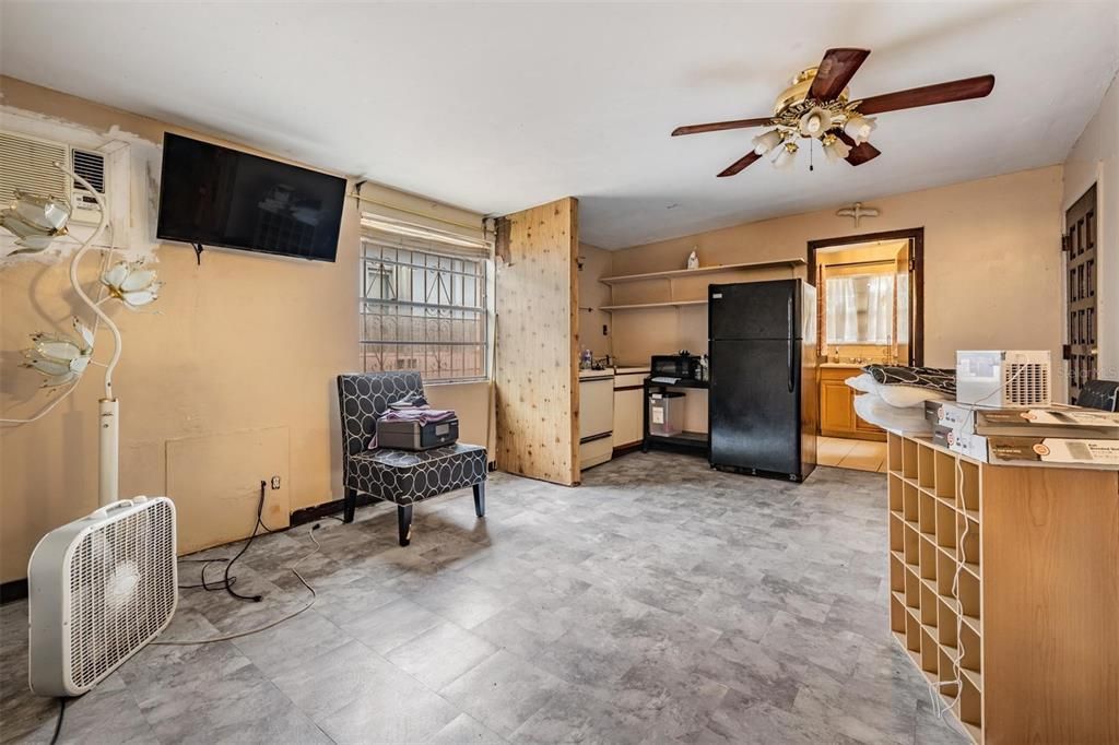 合同活跃: $560,000 (4 贝兹, 2 浴室, 2706 平方英尺)