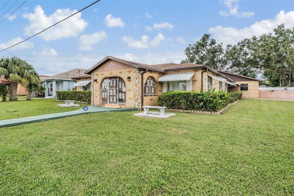 合同活跃: $560,000 (4 贝兹, 2 浴室, 2706 平方英尺)