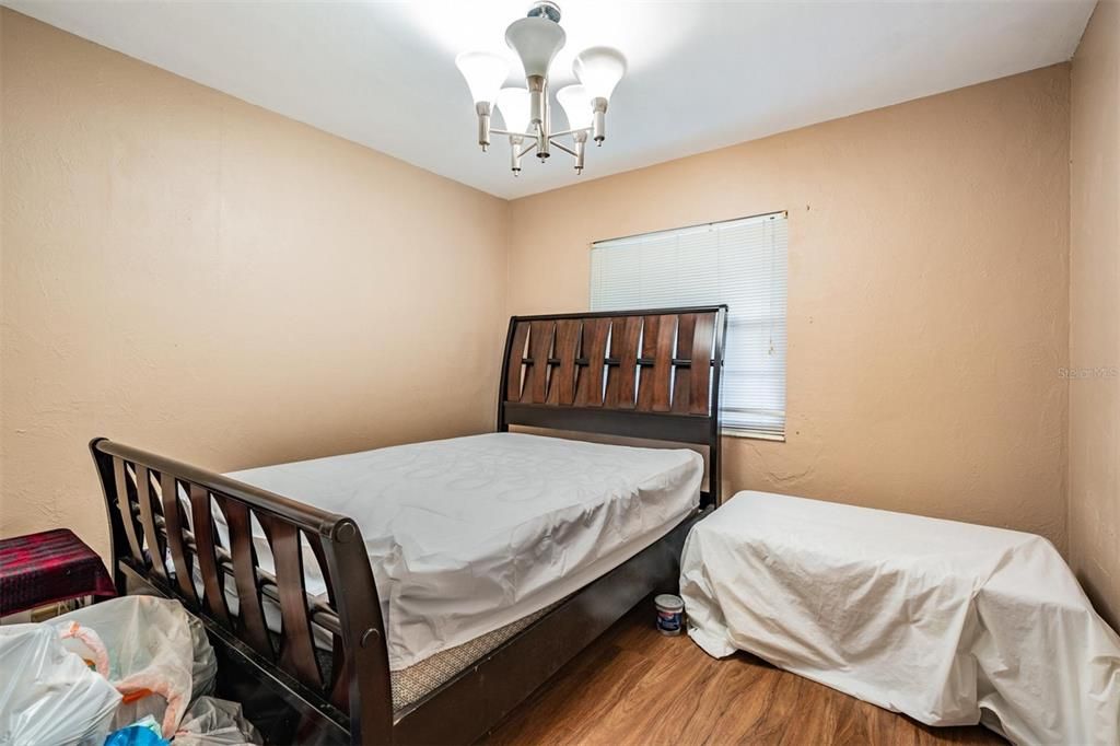 合同活跃: $560,000 (4 贝兹, 2 浴室, 2706 平方英尺)