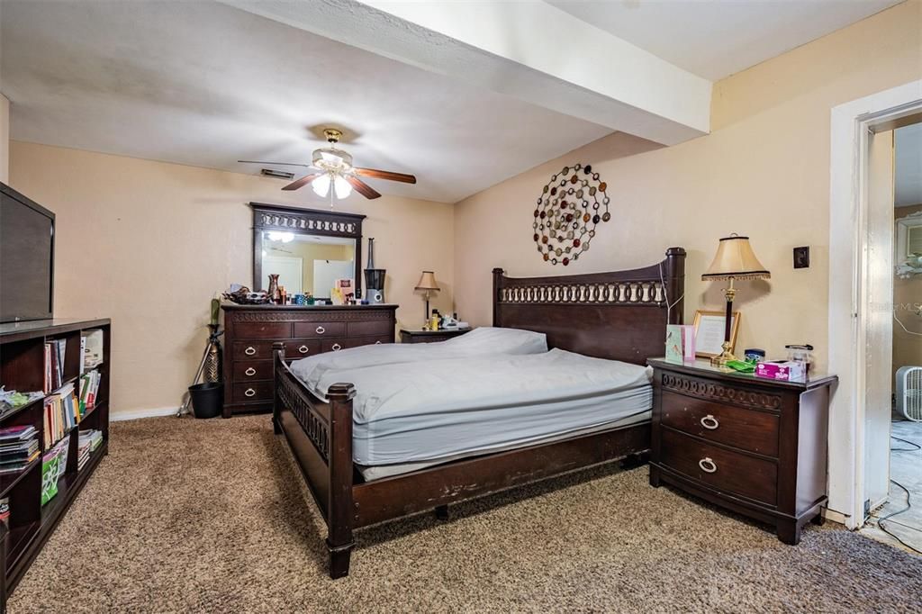 合同活跃: $560,000 (4 贝兹, 2 浴室, 2706 平方英尺)