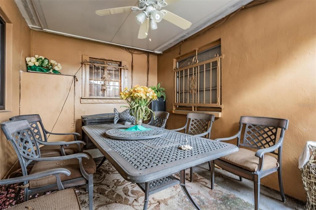 合同活跃: $560,000 (4 贝兹, 2 浴室, 2706 平方英尺)