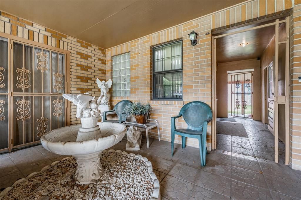 合同活跃: $560,000 (4 贝兹, 2 浴室, 2706 平方英尺)