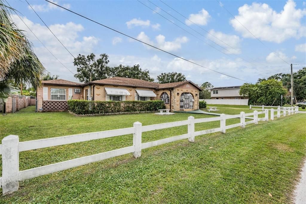 合同活跃: $560,000 (4 贝兹, 2 浴室, 2706 平方英尺)