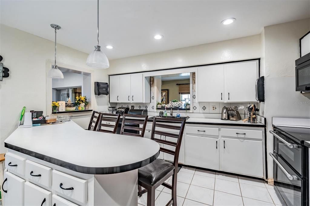 合同活跃: $560,000 (4 贝兹, 2 浴室, 2706 平方英尺)