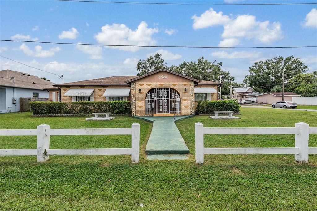 合同活跃: $560,000 (4 贝兹, 2 浴室, 2706 平方英尺)