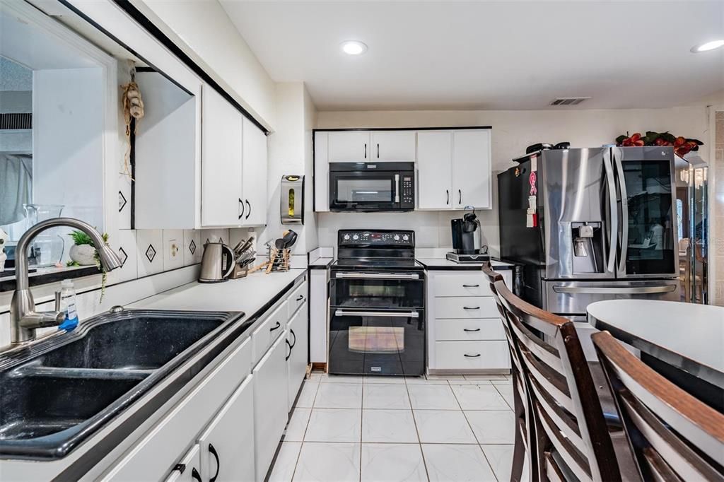 合同活跃: $560,000 (4 贝兹, 2 浴室, 2706 平方英尺)