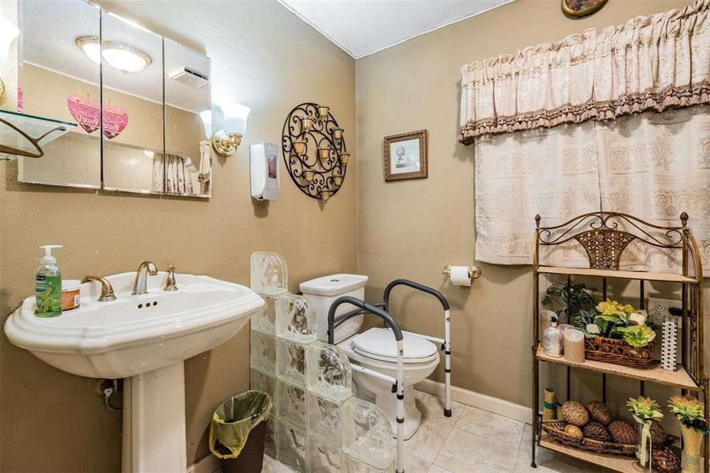 合同活跃: $560,000 (4 贝兹, 2 浴室, 2706 平方英尺)