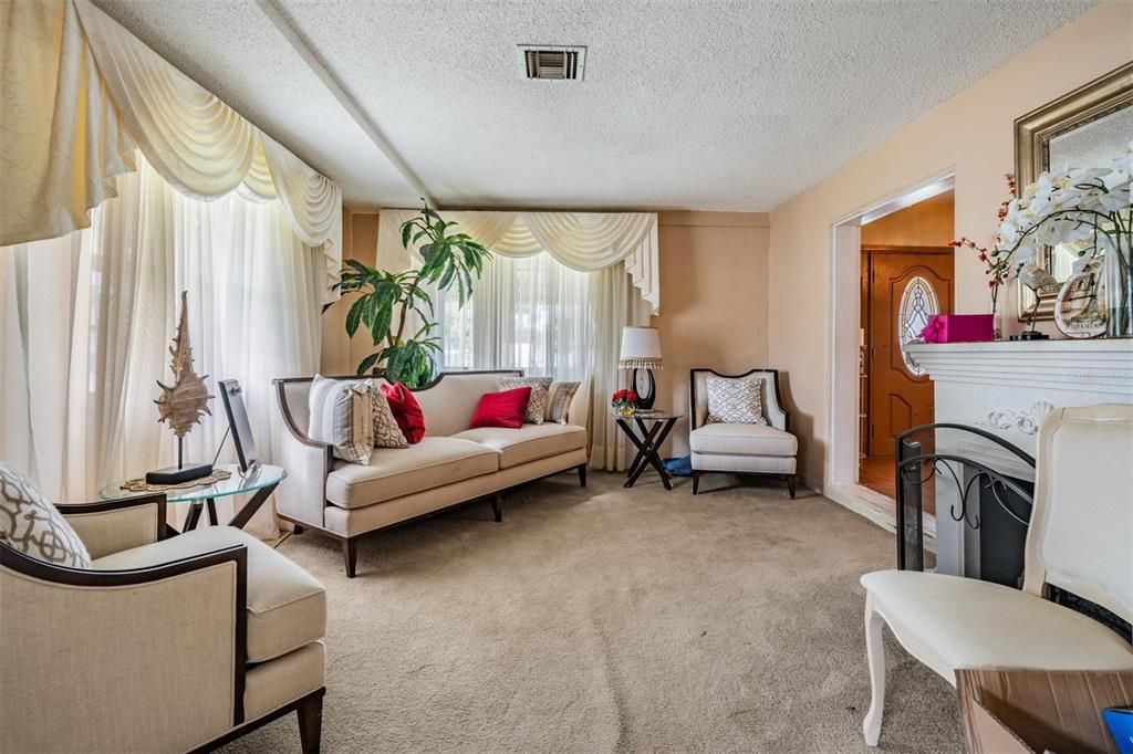 合同活跃: $560,000 (4 贝兹, 2 浴室, 2706 平方英尺)