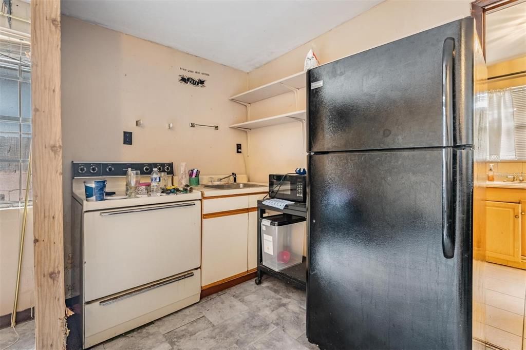 合同活跃: $560,000 (4 贝兹, 2 浴室, 2706 平方英尺)