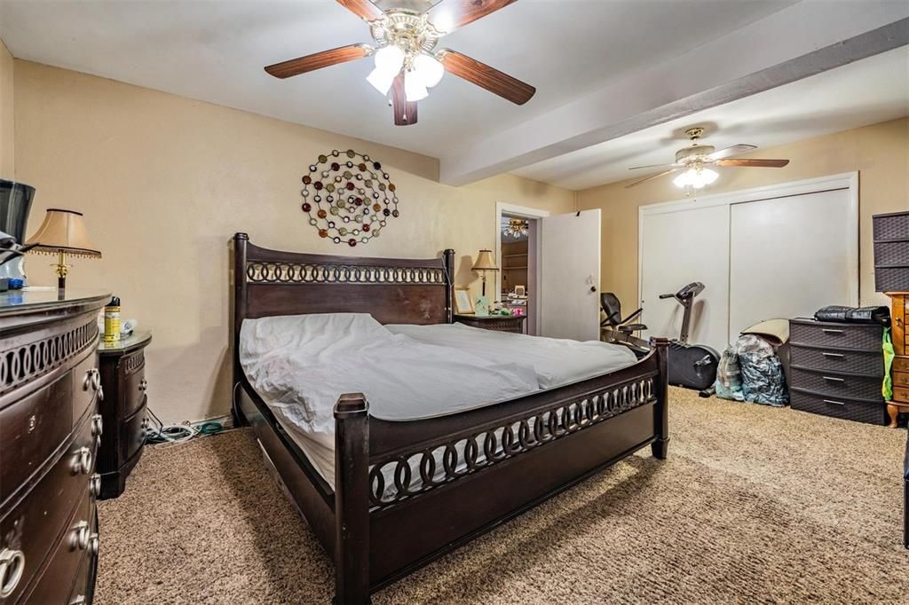 合同活跃: $560,000 (4 贝兹, 2 浴室, 2706 平方英尺)