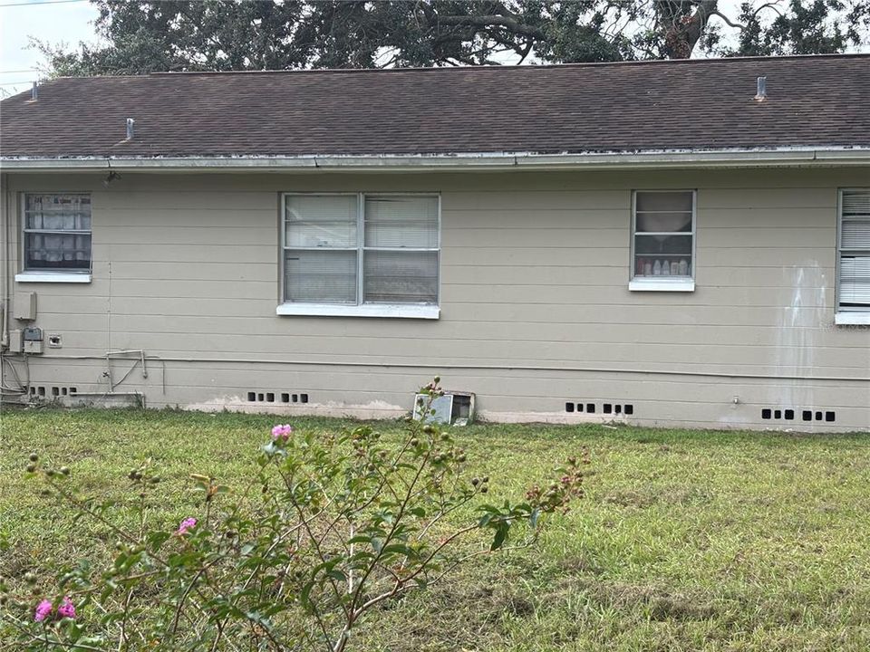 Под контрактом: $250,000 (2 спален, 1 ванн, 1102 Квадратных фут)