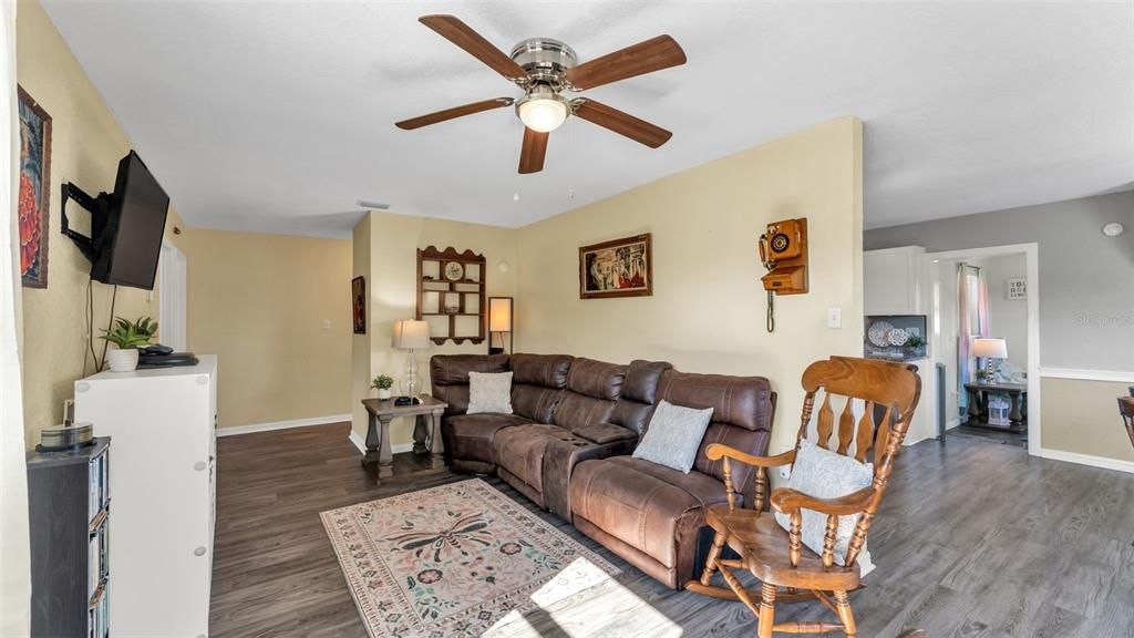 For Sale: $259,000 (4 beds, 1 baths, 1125 Square Feet)