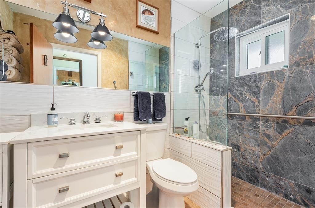 For Sale: $250,000 (1 beds, 1 baths, 650 Square Feet)