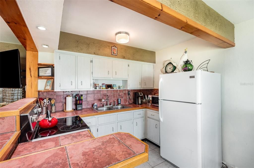 For Sale: $250,000 (1 beds, 1 baths, 650 Square Feet)