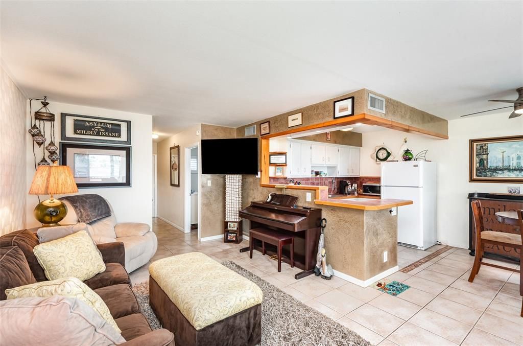 For Sale: $250,000 (1 beds, 1 baths, 650 Square Feet)