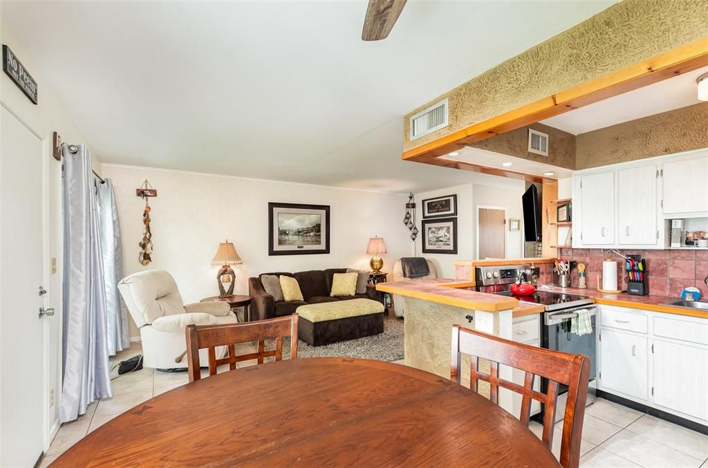 For Sale: $250,000 (1 beds, 1 baths, 650 Square Feet)