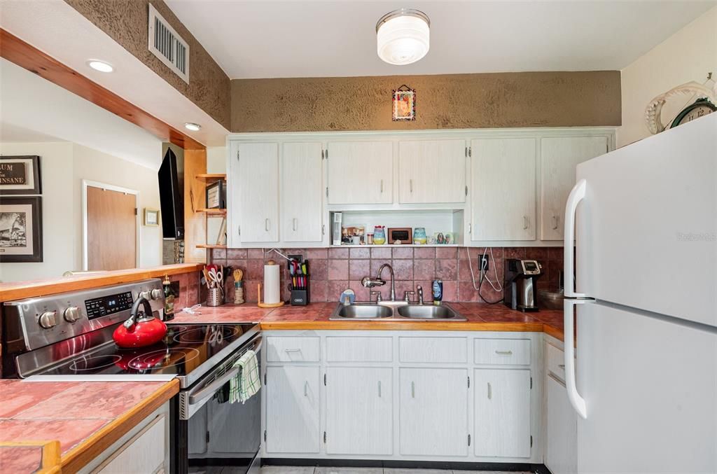 For Sale: $250,000 (1 beds, 1 baths, 650 Square Feet)