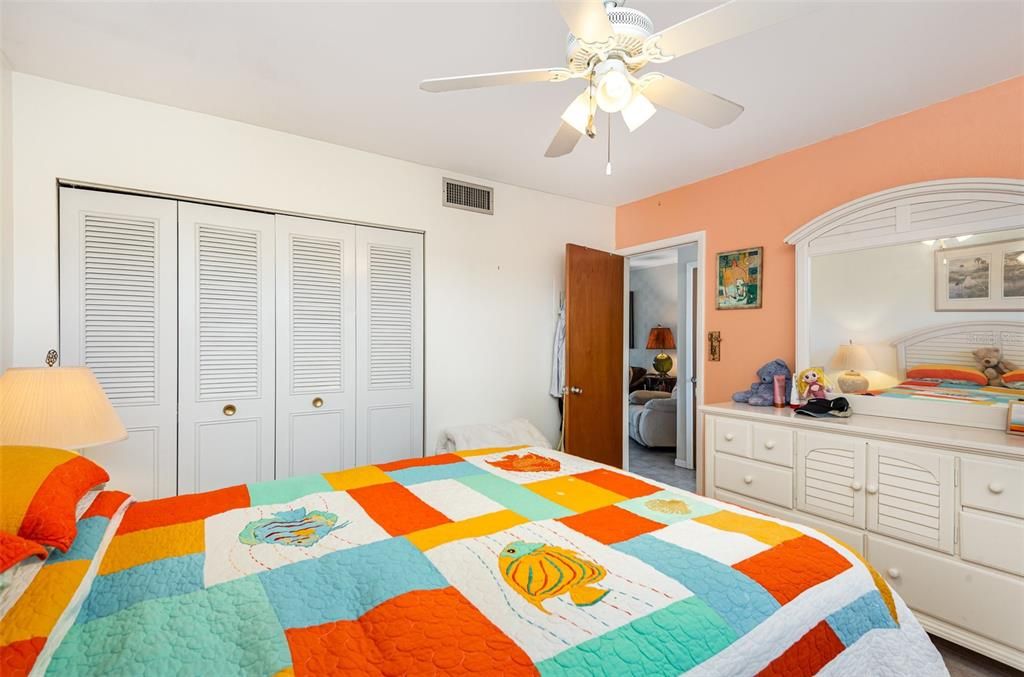 For Sale: $250,000 (1 beds, 1 baths, 650 Square Feet)