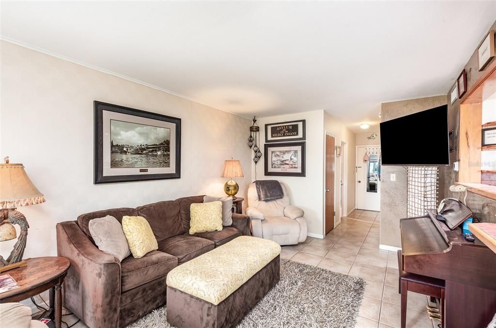 For Sale: $250,000 (1 beds, 1 baths, 650 Square Feet)