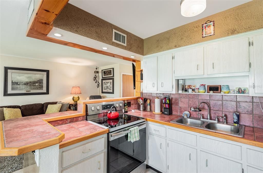 For Sale: $250,000 (1 beds, 1 baths, 650 Square Feet)