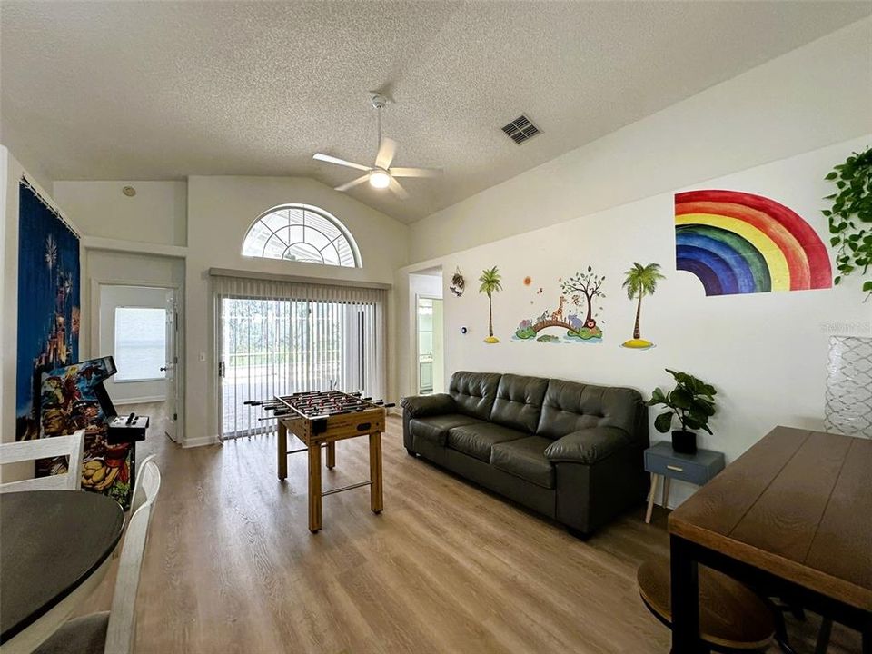 Под контрактом: $2,099 (3 спален, 2 ванн, 1630 Квадратных фут)