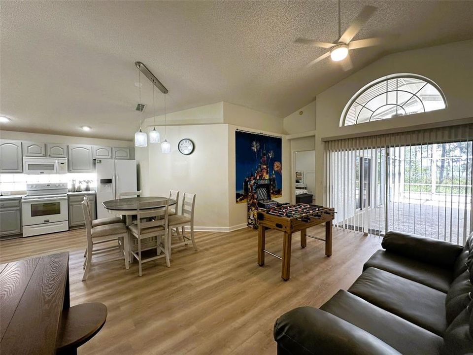 Под контрактом: $2,099 (3 спален, 2 ванн, 1630 Квадратных фут)