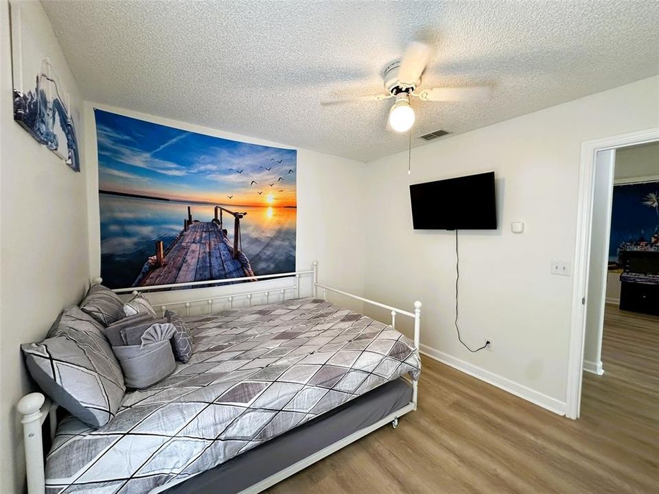 Под контрактом: $2,099 (3 спален, 2 ванн, 1630 Квадратных фут)