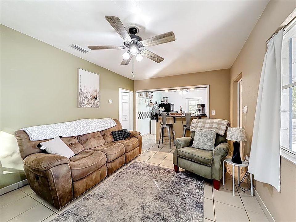 待售: $199,900 (2 贝兹, 1 浴室, 780 平方英尺)