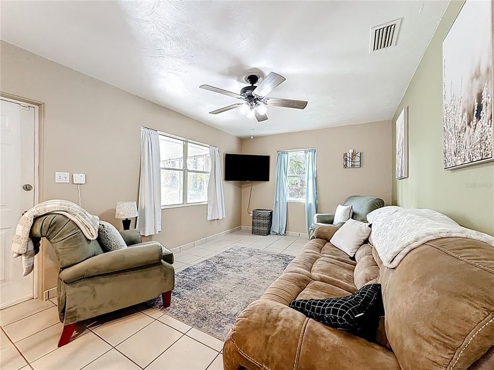 待售: $199,900 (2 贝兹, 1 浴室, 780 平方英尺)