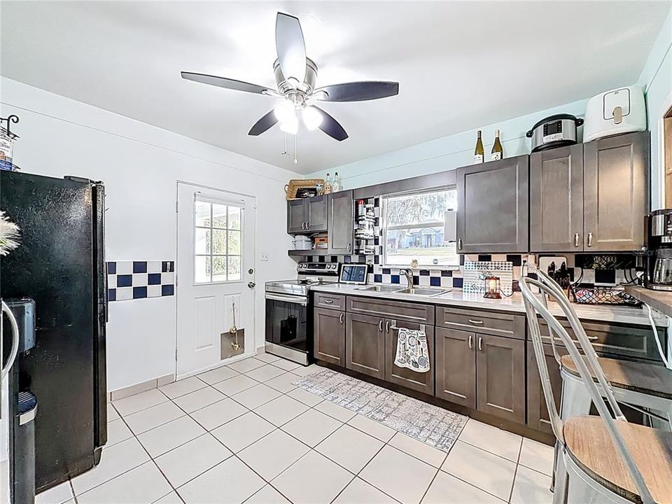 待售: $199,900 (2 贝兹, 1 浴室, 780 平方英尺)