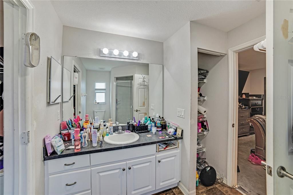 合同活跃: $259,990 (4 贝兹, 2 浴室, 1586 平方英尺)