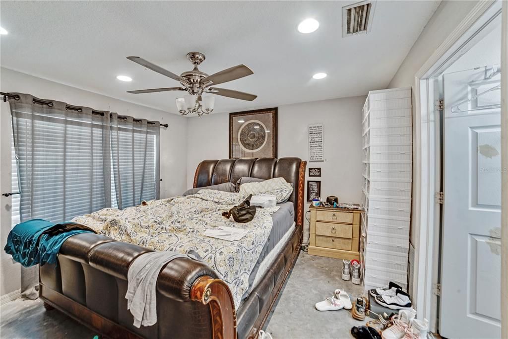 合同活跃: $259,990 (4 贝兹, 2 浴室, 1586 平方英尺)