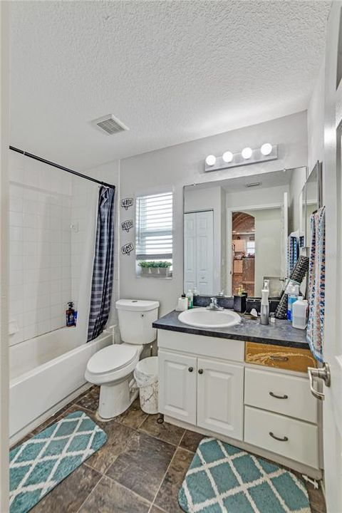 合同活跃: $259,990 (4 贝兹, 2 浴室, 1586 平方英尺)