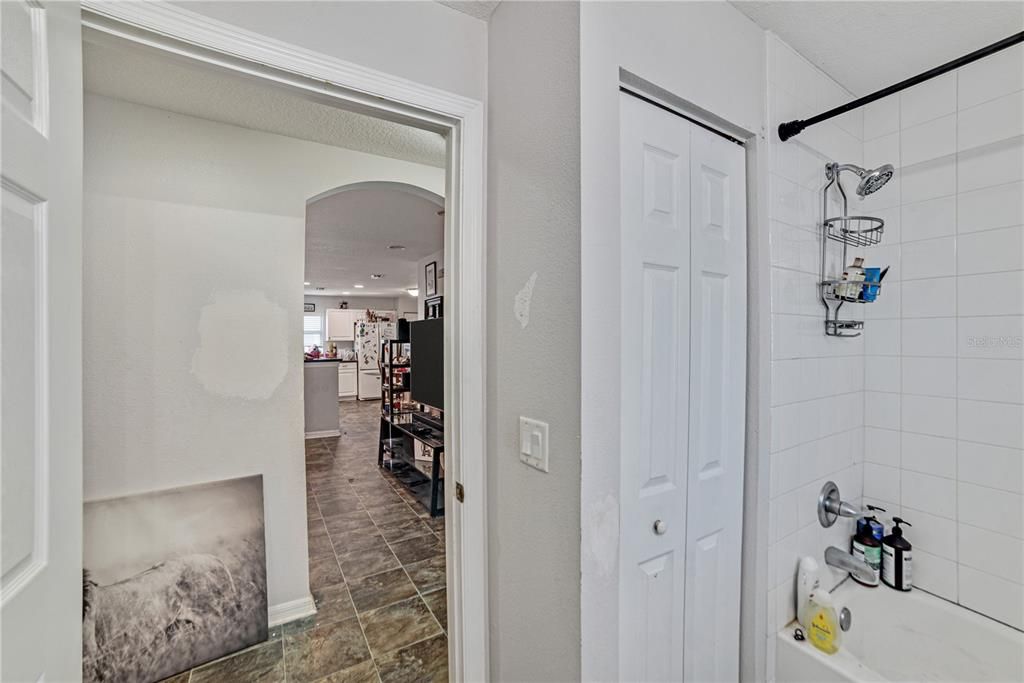 合同活跃: $259,990 (4 贝兹, 2 浴室, 1586 平方英尺)